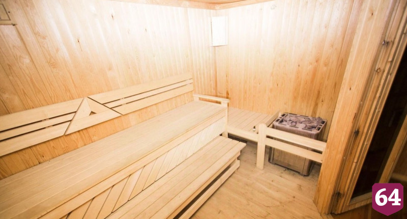 В Саратове за 81 миллион рублей продают особняк с белорусскими кедрами